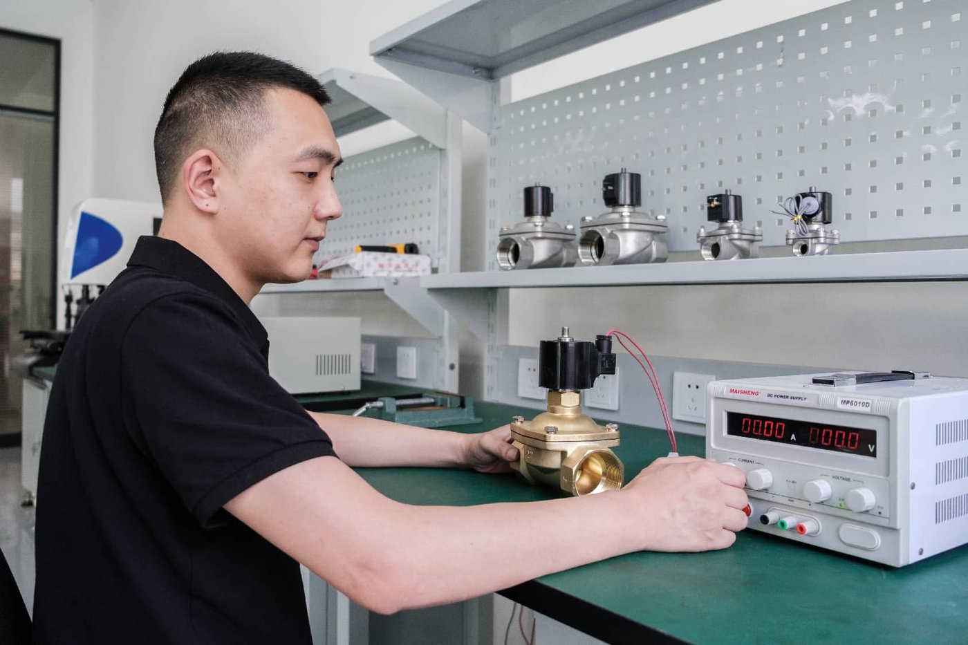 Energising and function testing a solenoid valve