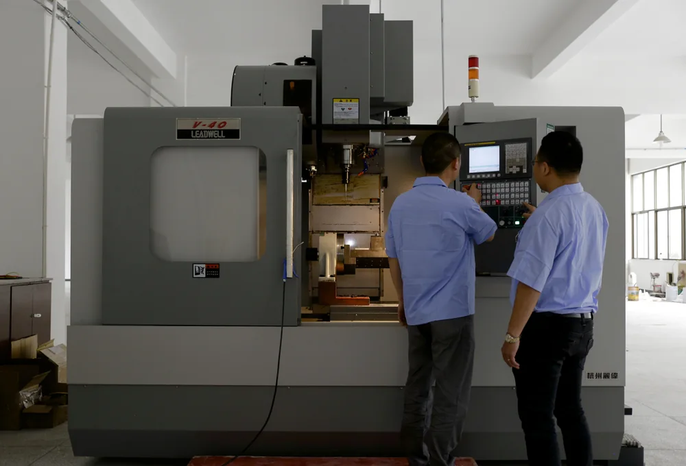 Kailing machining team operating CNC production equipment